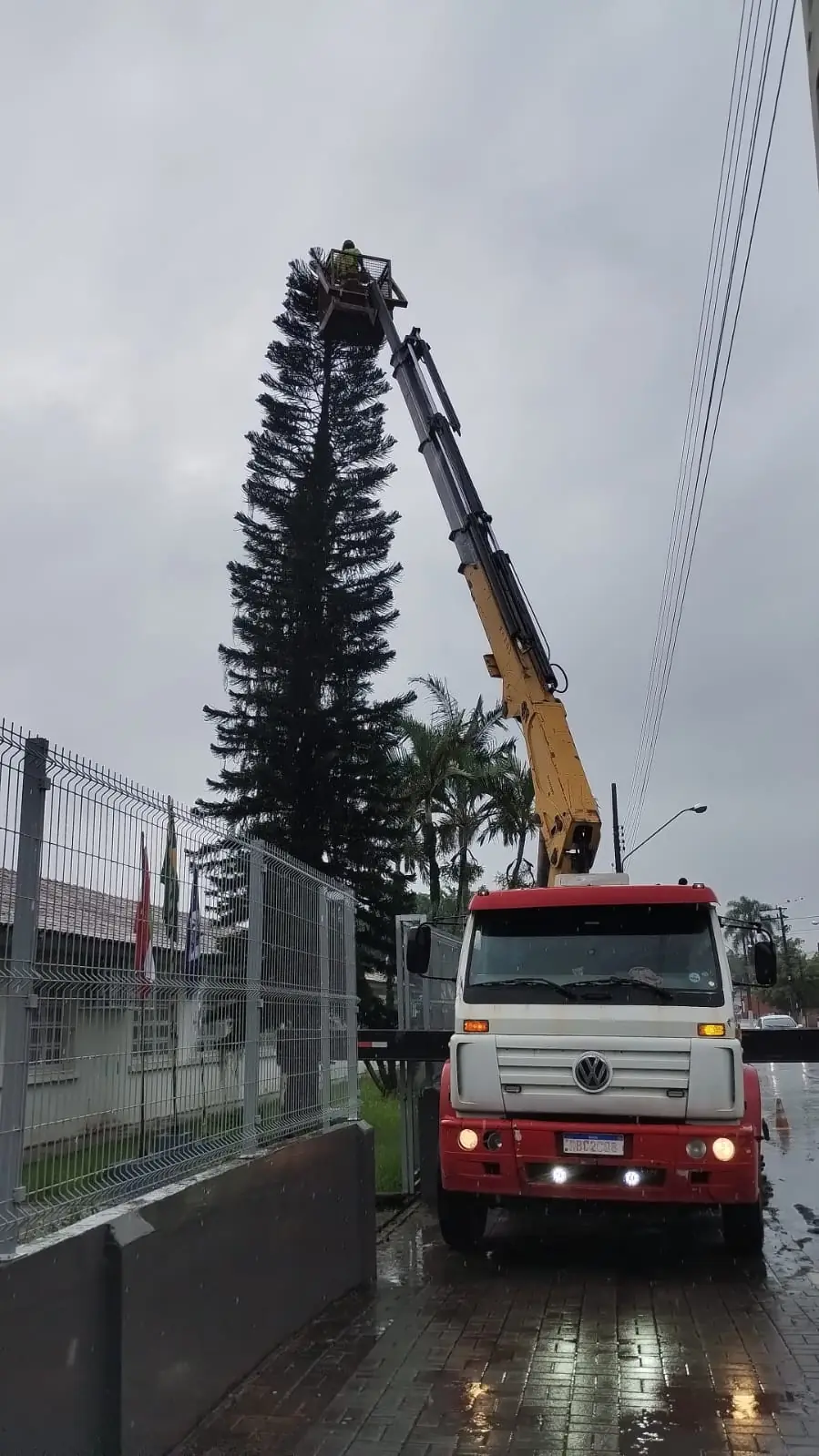 Caminhão munck da RS Munck com o guindaste estendido durante um serviço em altura