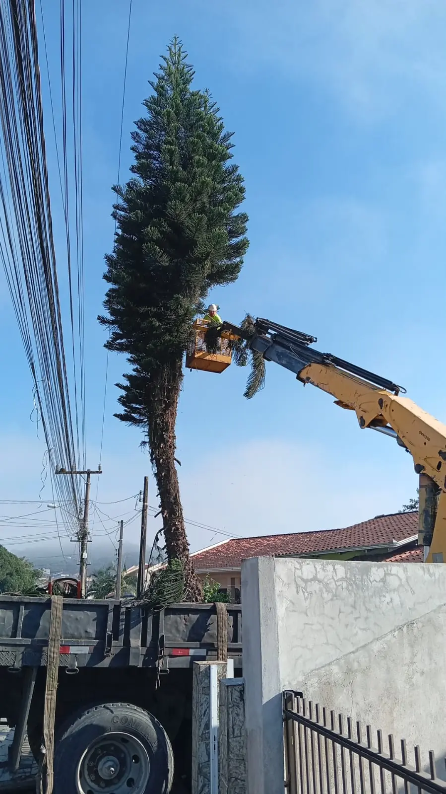 Caminhão munck da RS Munck em operação